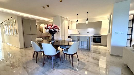 Apartment / Etagenwohnung in Cannes, Alpes-Maritimes