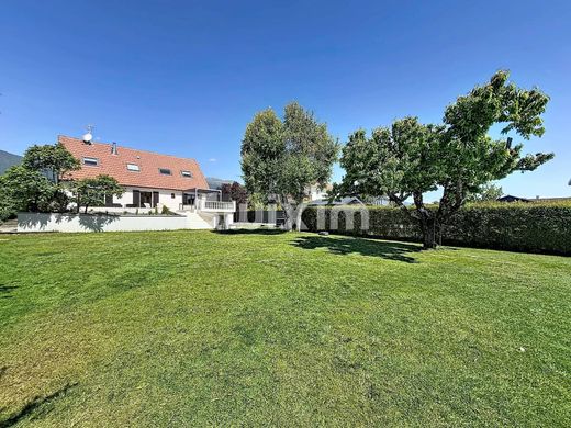 Luxury home in Saint-Genis-Pouilly, Ain