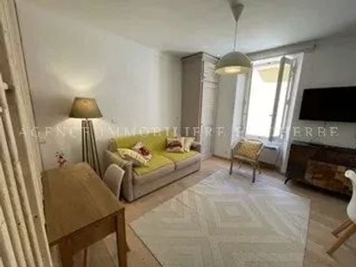 아파트 / 생 트로 페, Var