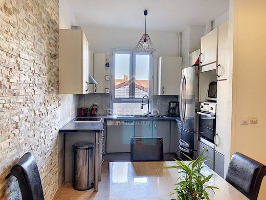 Apartment / Etagenwohnung in Asnières-sur-Seine, Hauts-de-Seine