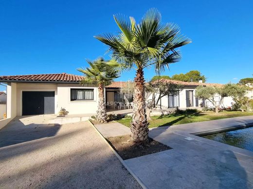 Villa in Mas-Blanc-des-Alpilles, Bouches-du-Rhône