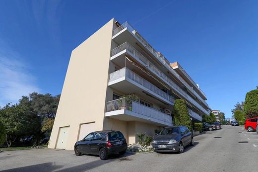 Apartment / Etagenwohnung in Antibes, Alpes-Maritimes