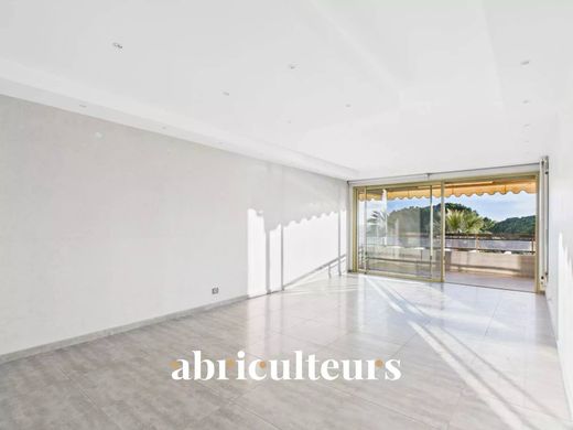 Juan-les-Pins, Alpes-Maritimesのアパートメント