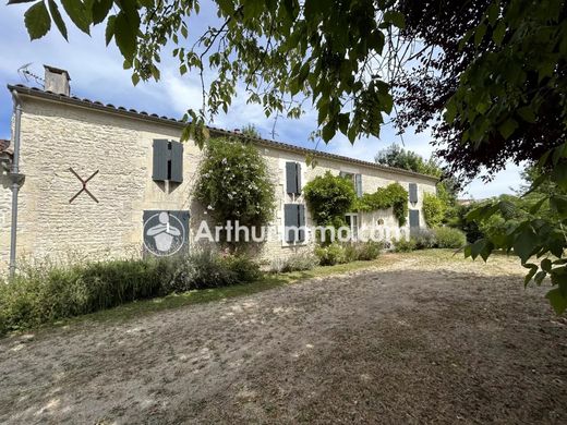 Casa de lujo en Villeneuve-la-Comtesse, Charenta Marítima