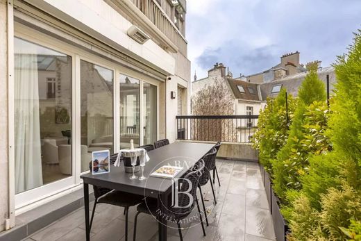 Apartment in Champs-Elysées, Madeleine, Triangle d’or, Paris