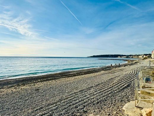 Menton, Alpes-Maritimesのアパートメント