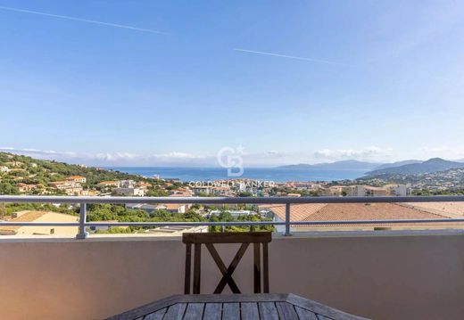Apartment / Etagenwohnung in L'Île-Rousse, Haute-Corse