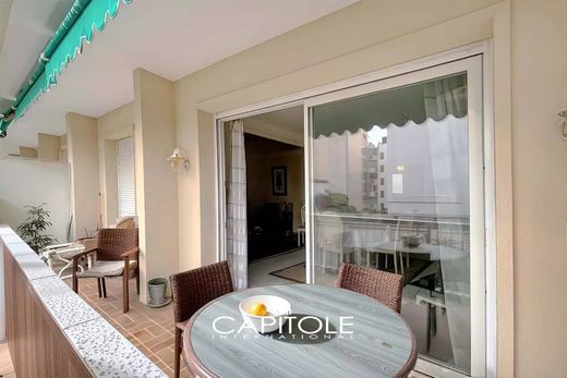 Apartment / Etagenwohnung in Antibes, Alpes-Maritimes