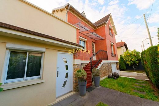 منزل ﻓﻲ Ormesson-sur-Marne, Val-de-Marne