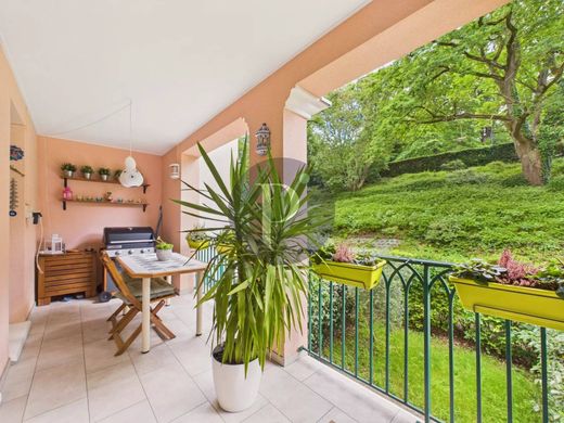 Apartment / Etagenwohnung in Le Plessis-Robinson, Hauts-de-Seine