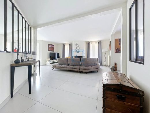 Luxury home in Le Mesnil-Saint-Denis, Yvelines