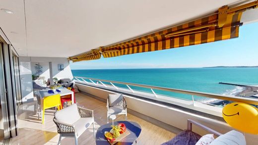 Villeneuve-Loubet, Alpes-Maritimesのアパートメント