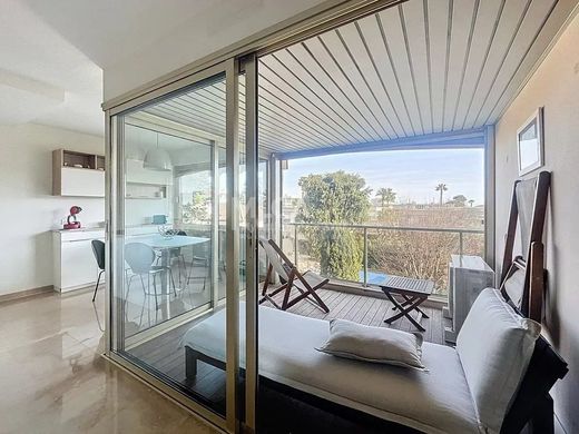 Apartment / Etagenwohnung in Antibes, Alpes-Maritimes