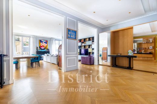 Apartment in Champs-Elysées, Madeleine, Triangle d’or, Paris
