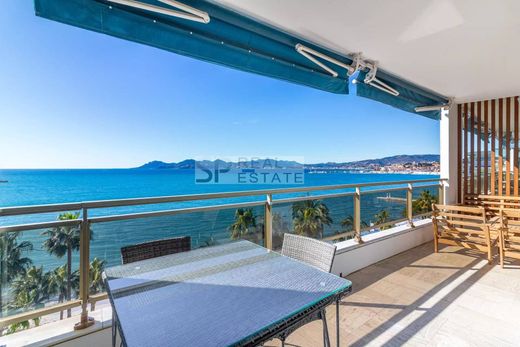 Apartment / Etagenwohnung in Cannes, Alpes-Maritimes