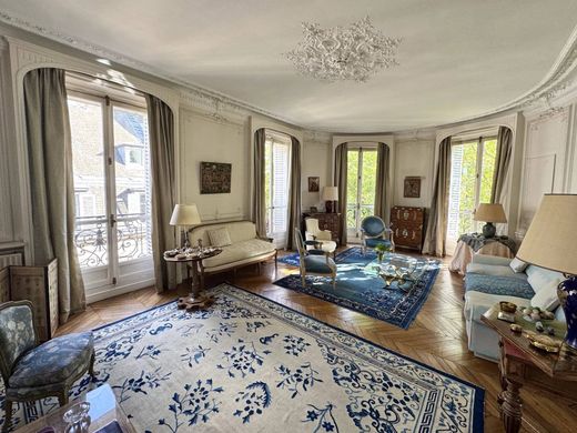 Apartment / Etagenwohnung in Tour Eiffel, Invalides – Ecole Militaire, Saint-Thomas d’Aquin, Paris