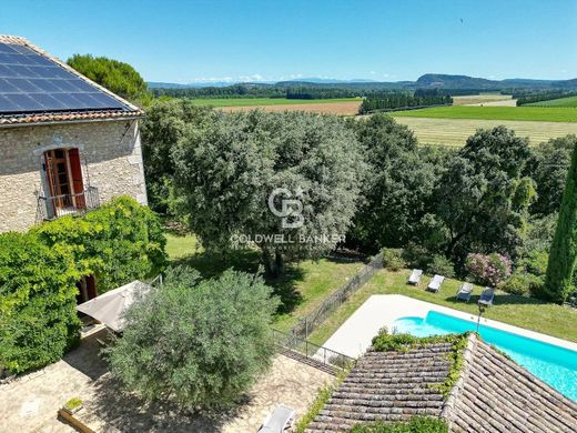 ‏בתים כפריים או חוות ב  Vénéjan, Gard