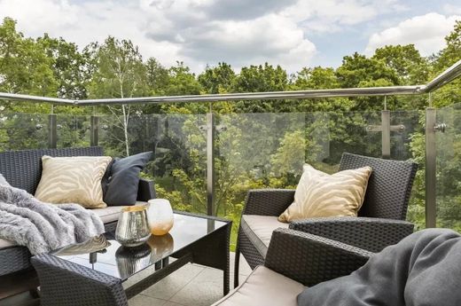 Apartment / Etagenwohnung in Puteaux, Hauts-de-Seine