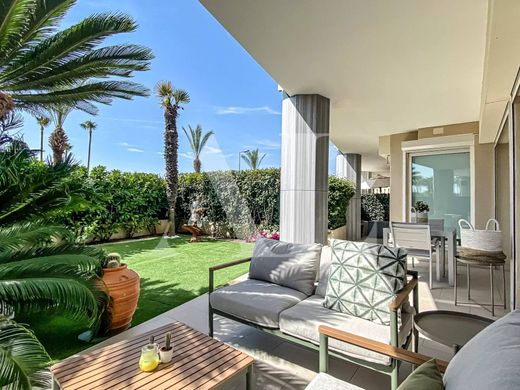Apartment / Etagenwohnung in Golfe-Juan, Alpes-Maritimes