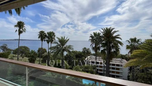 Apartment / Etagenwohnung in Vallauris, Alpes-Maritimes