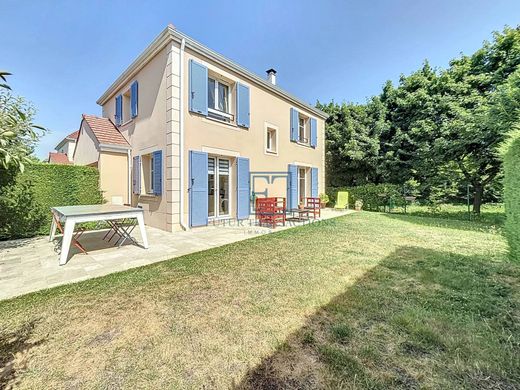 منزل ﻓﻲ Plaisir, Yvelines