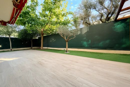 Apartment / Etagenwohnung in Antibes, Alpes-Maritimes