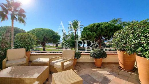 Apartment / Etagenwohnung in Cannes, Alpes-Maritimes