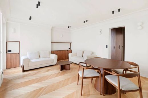 Apartment in Chatelet les Halles, Louvre-Tuileries, Palais Royal, Paris
