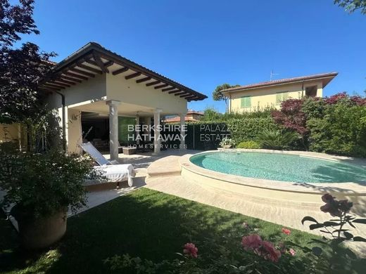 Villa Forte dei Marmi, Lucca ilçesinde