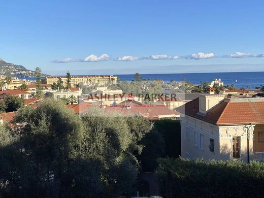 Apartment / Etagenwohnung in Beaulieu-sur-Mer, Alpes-Maritimes