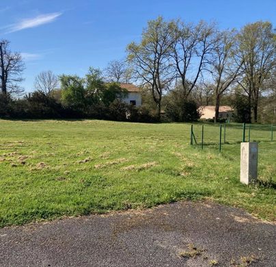 Terrain à Hiesse, Charente