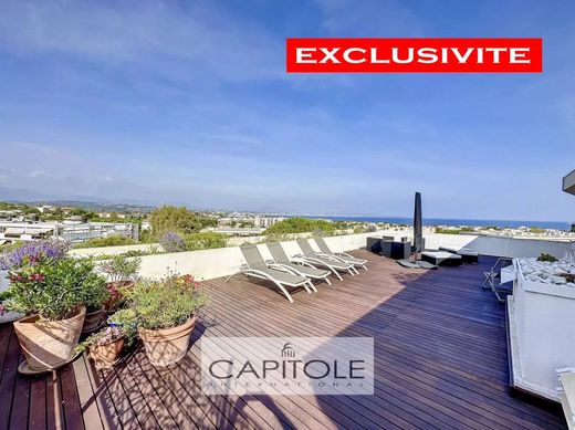 Apartment / Etagenwohnung in Antibes, Alpes-Maritimes