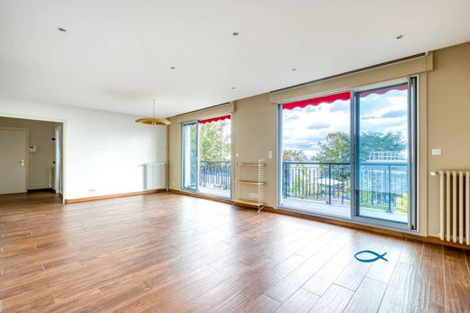 Apartment / Etagenwohnung in Suresnes, Hauts-de-Seine