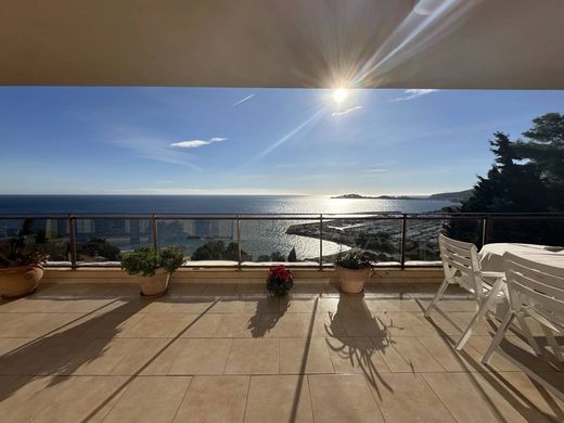 Apartment / Etagenwohnung in Beaulieu-sur-Mer, Alpes-Maritimes