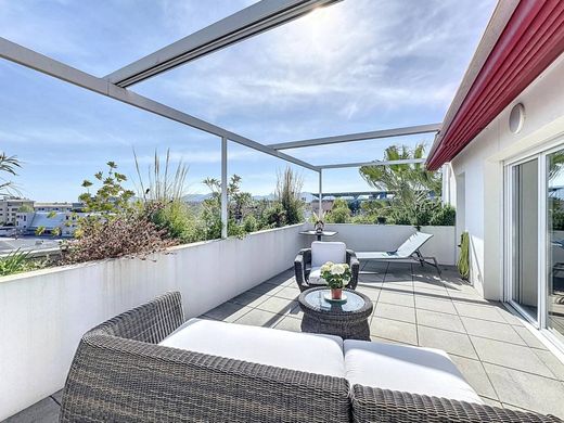 Cannes La Bocca, Alpes-Maritimesのアパートメント