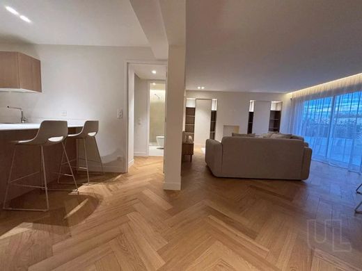 Apartment / Etagenwohnung in Antibes, Alpes-Maritimes