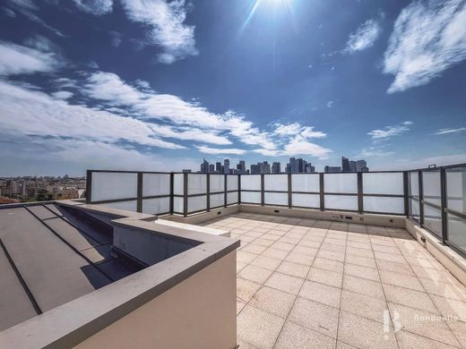Apartment / Etagenwohnung in Courbevoie, Hauts-de-Seine