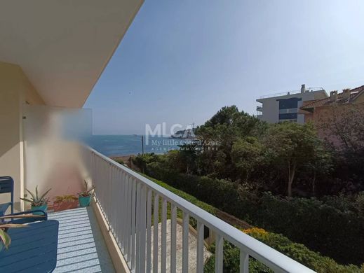 Antibes, Alpes-Maritimesのアパートメント