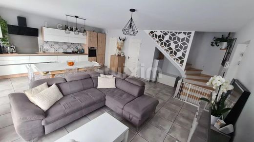 Apartment / Etagenwohnung in Cruseilles, Haute-Savoie