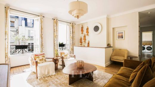 Apartment in Chatelet les Halles, Louvre-Tuileries, Palais Royal, Paris