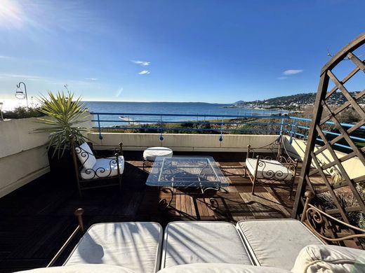 Apartment / Etagenwohnung in Antibes, Alpes-Maritimes