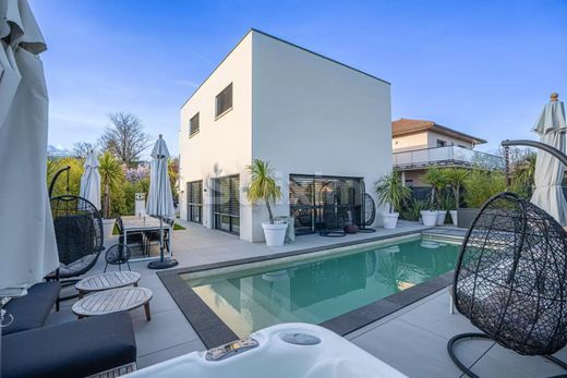 Luxe woning in Prévessin-Moëns, Ain