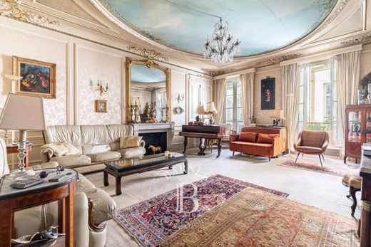 Apartment in Champs-Elysées, Madeleine, Triangle d’or, Paris