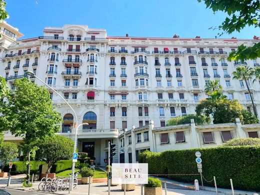 Apartment / Etagenwohnung in Nizza, Alpes-Maritimes