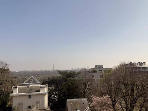 Apartment / Etagenwohnung in Saint-Cloud, Hauts-de-Seine