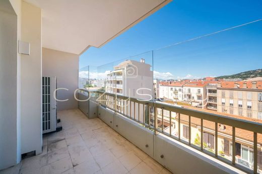 Apartment / Etagenwohnung in Cannes, Alpes-Maritimes