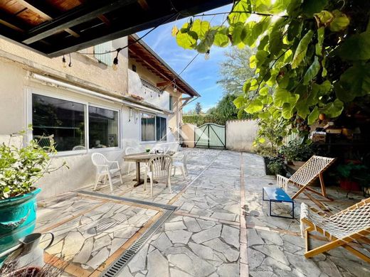 Mons (Gard), Gardの高級住宅