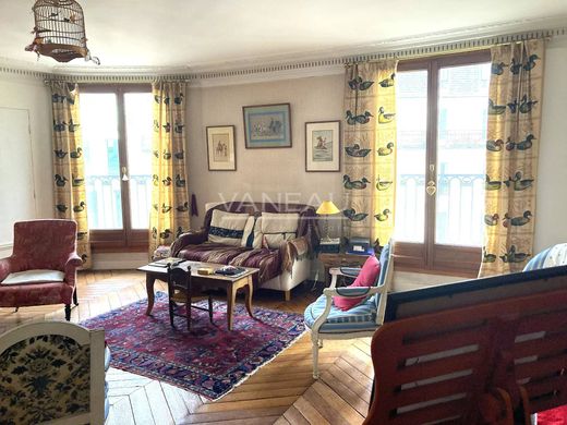 Daire Canal Saint Martin, Château d’Eau, Porte Saint-Denis, Paris