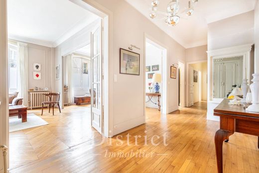 Apartment in Tour Eiffel, Invalides – Ecole Militaire, Saint-Thomas d’Aquin, Paris
