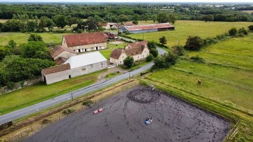 Demeure ou Maison de Campagne à Bourg-Archambault, Vienne